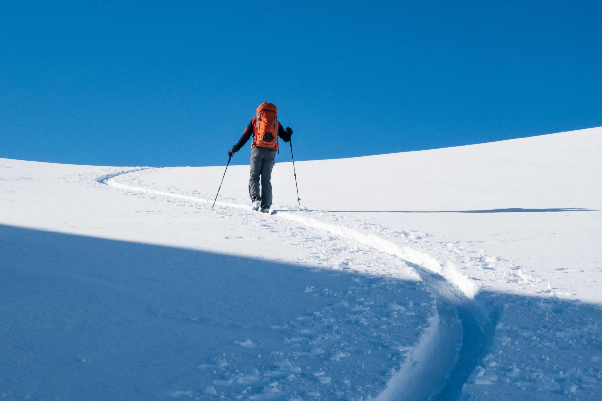 Alpinist Suuskadel Lumisel Nõlval